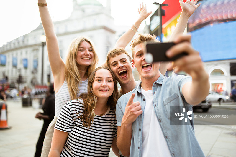 朋友们在皮卡迪利广场自拍图片素材