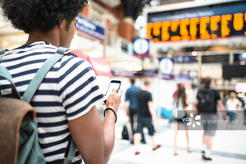 伦敦利物浦街车站的单人旅行者图片素材