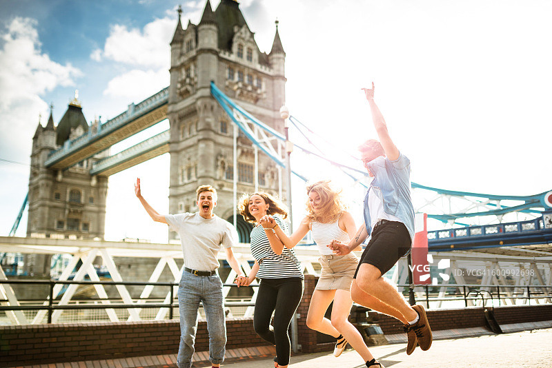 在伦敦跳跃的人群图片素材