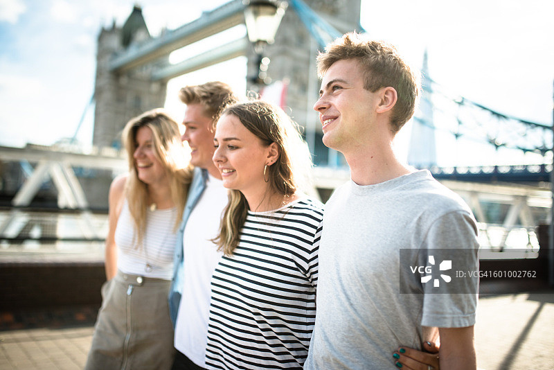 朋友在伦敦塔桥漫步图片素材