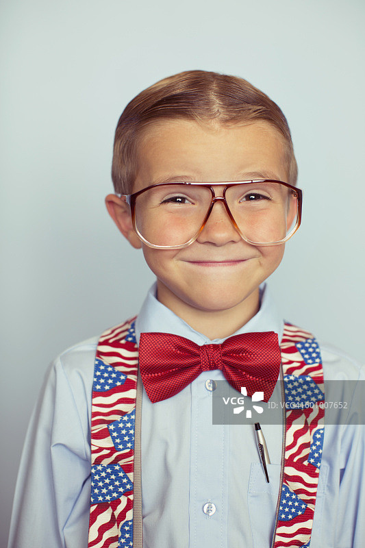 选举日投票的年轻美国男孩图片素材