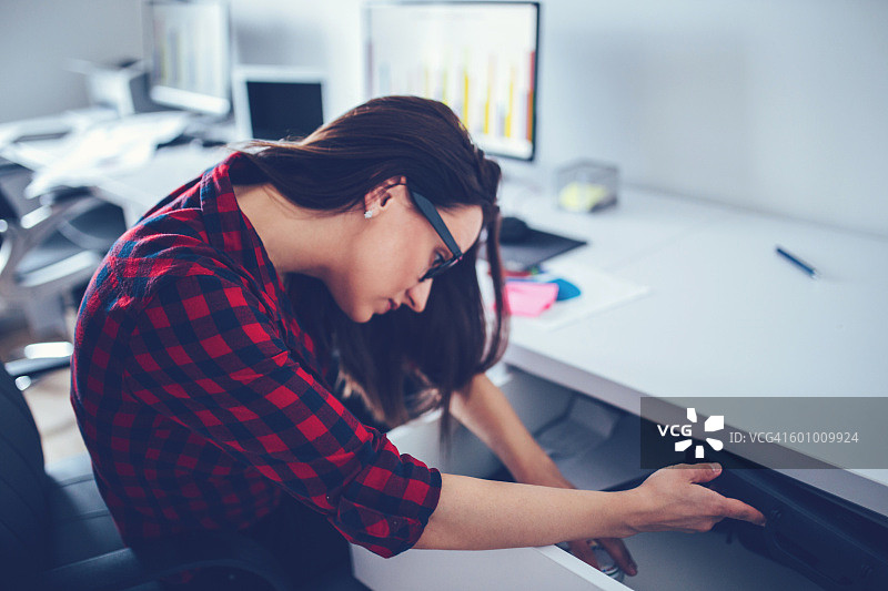 女人在抽屉里找东西图片素材