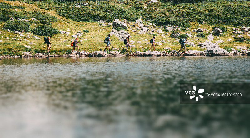 朋友们在山中徒步旅行图片素材