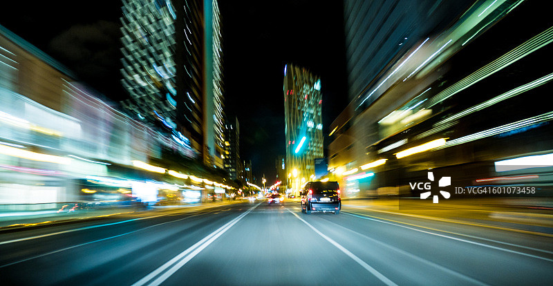 主观视角：夜间城市街道的车载视角图片素材