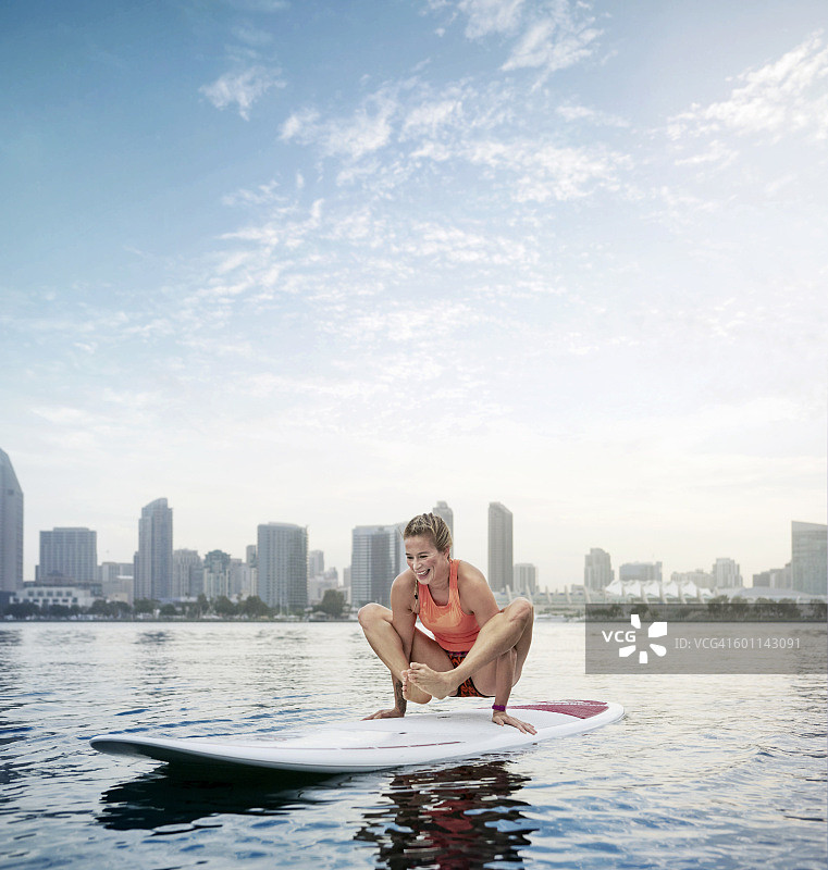 在圣地亚哥的桨板上做瑜伽的女人图片素材