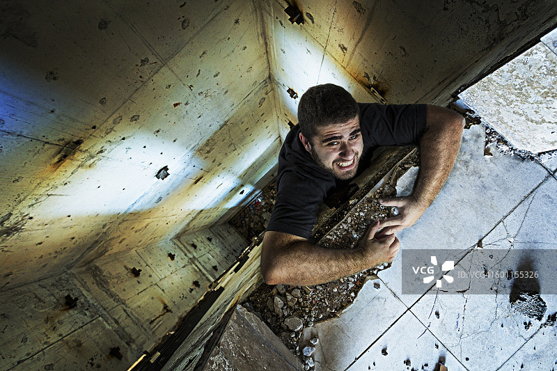 坠入电梯井图片素材