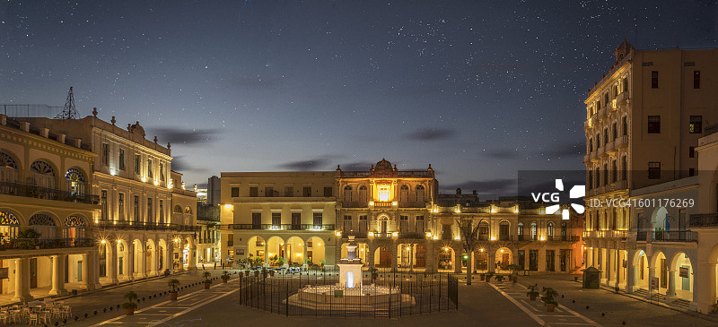 古巴哈瓦那老广场夜景图片素材