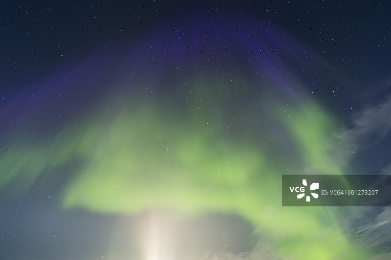 加拿大努纳武特地区哈德逊湾上空的北极光图片素材