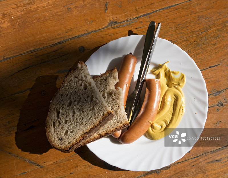 配芥末和面包的红色香肠图片素材