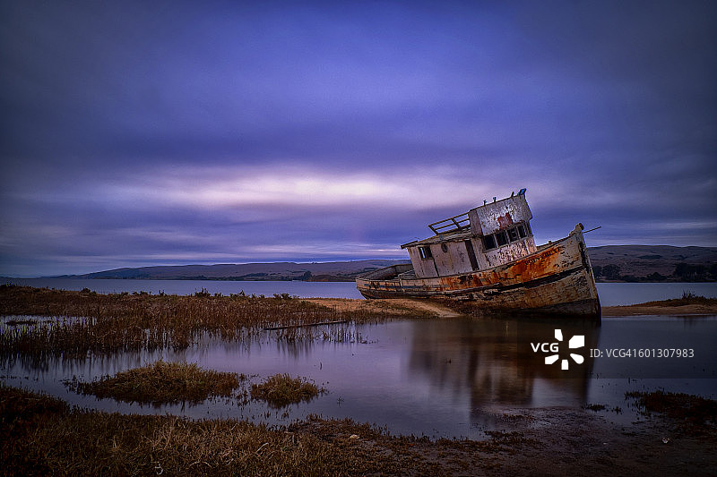 搁浅在海滩上的船图片素材