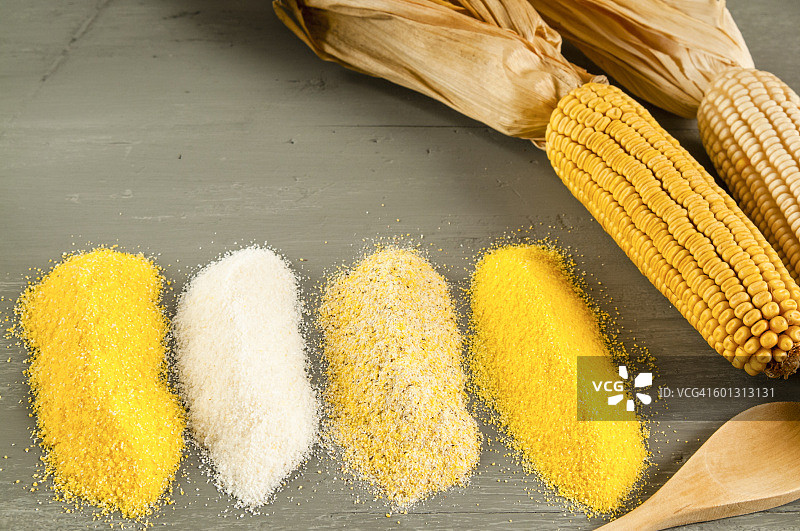 不同类型的玉米粉，用于制作玉米粥图片素材
