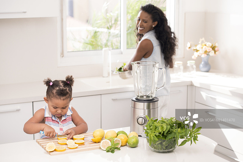 帮妈妈做新鲜柠檬水图片素材