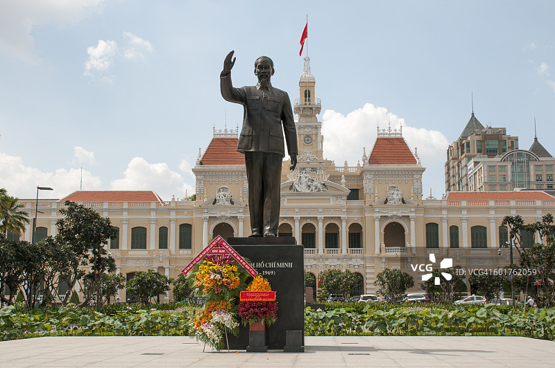 胡志明市人民委员会大厅和胡志明雕像图片素材