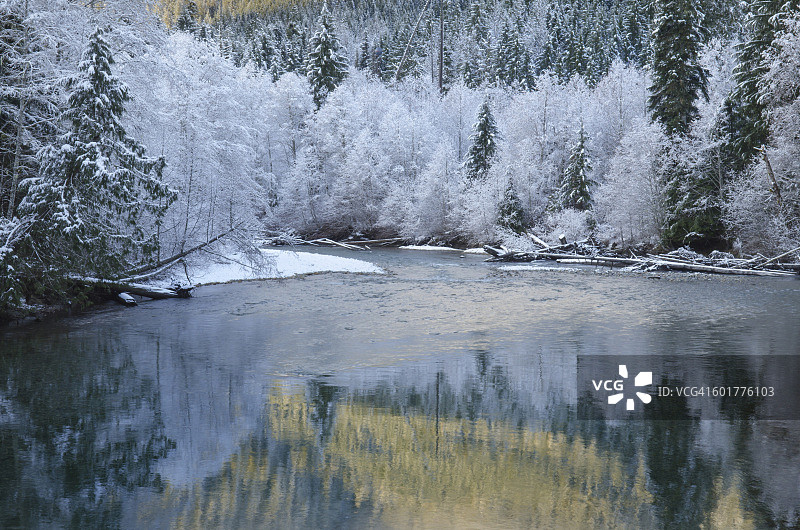 努克萨克河北喀斯喀特山脉风光图片素材