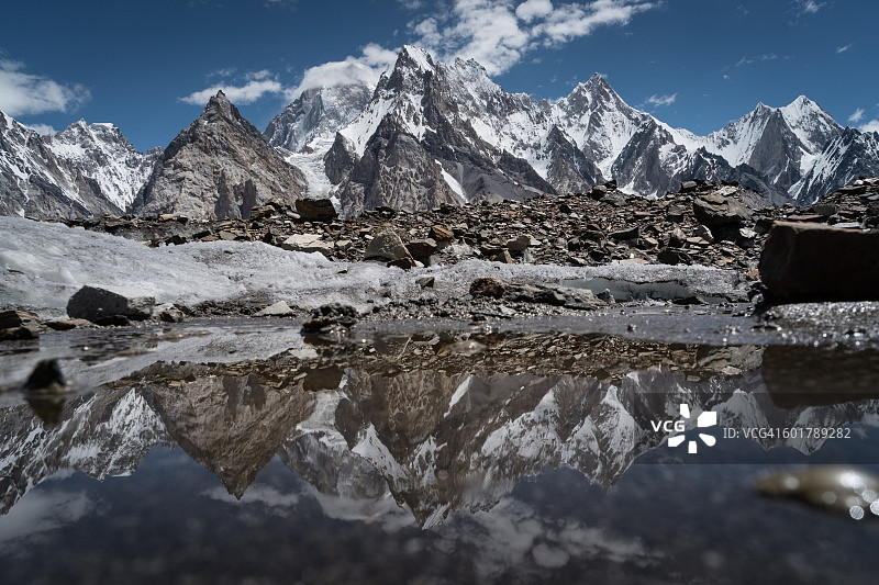 加舒尔布鲁木山脉，K2徒步路线的倒影图片素材