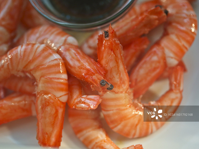 搭配蘸酱的去皮柴虾图片素材