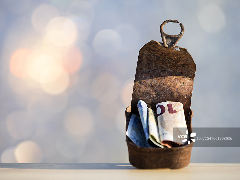 欧元货币的储蓄，在生锈的沙丁鱼罐头里图片素材