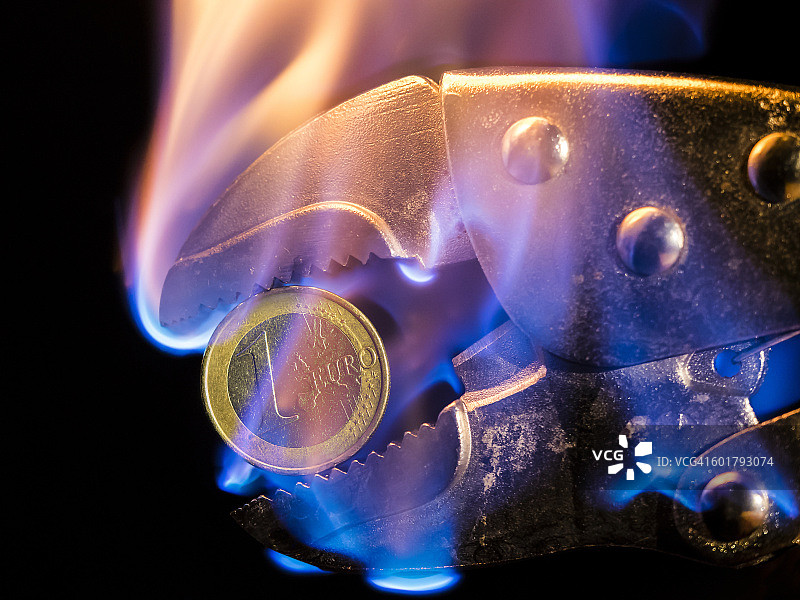 镊子状工具夹发光欧元图片素材