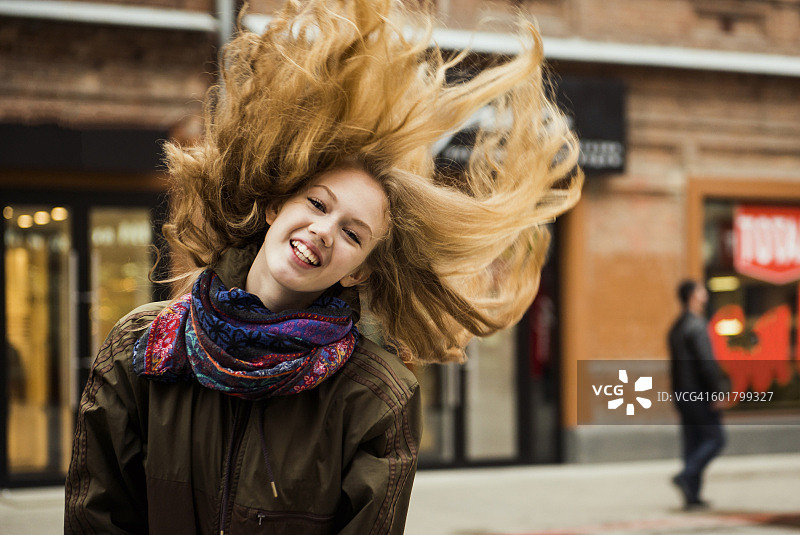 白人女人户外甩动头发图片素材