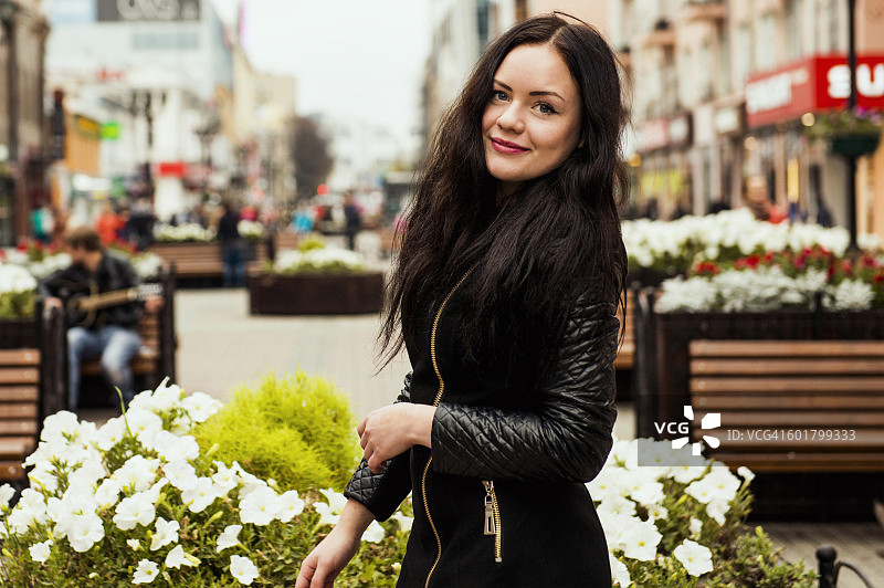 户外站立的白人妇女图片素材