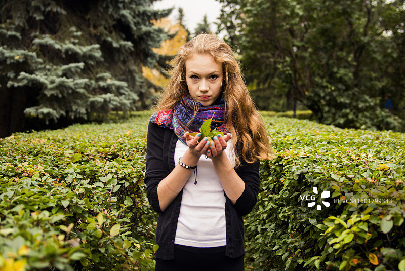 站在花园里的白人妇女图片素材