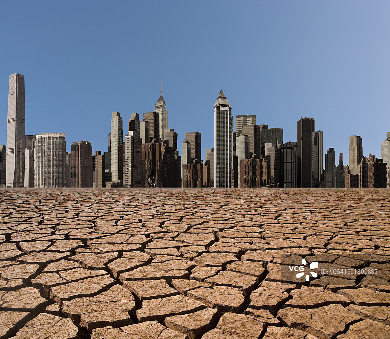 城市景观外的干裂沙漠土地图片素材