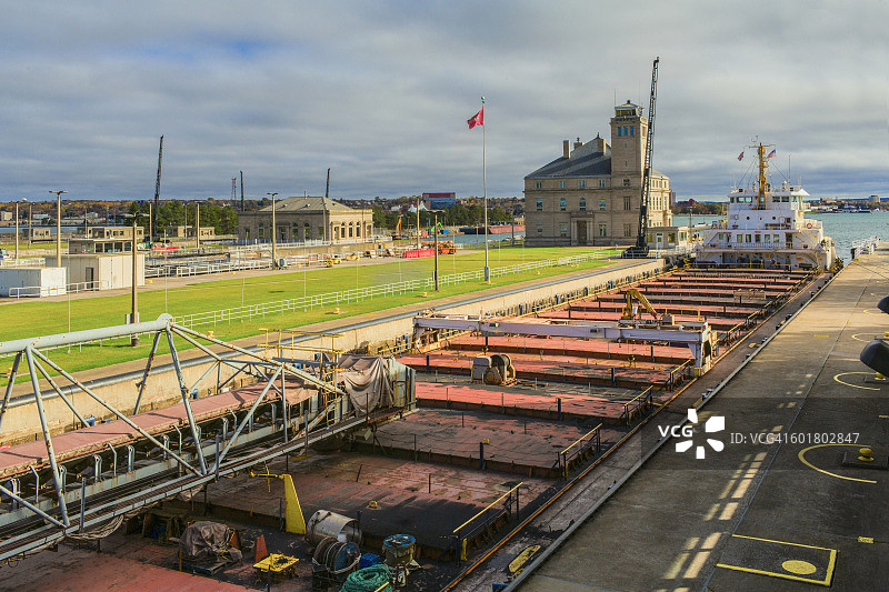 船坞中的起重机和集装箱图片素材