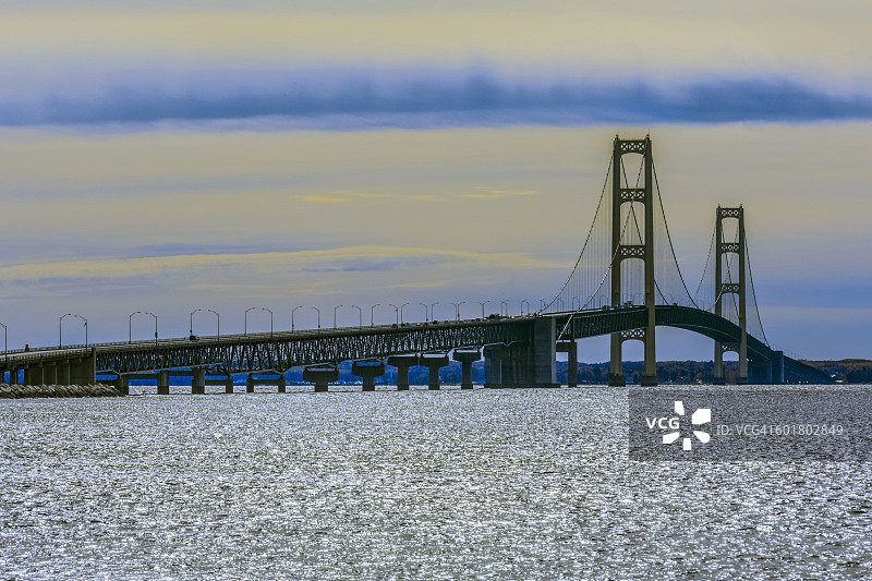 波光粼粼的水面上的桥梁图片素材