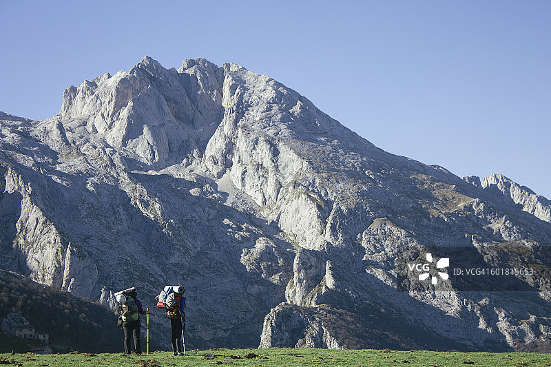 西班牙欧洲之峰：两位徒步旅行者与山景图片素材