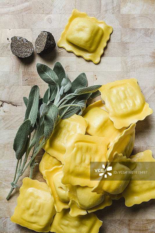 自制黑松露和鼠尾草馅饺子图片素材