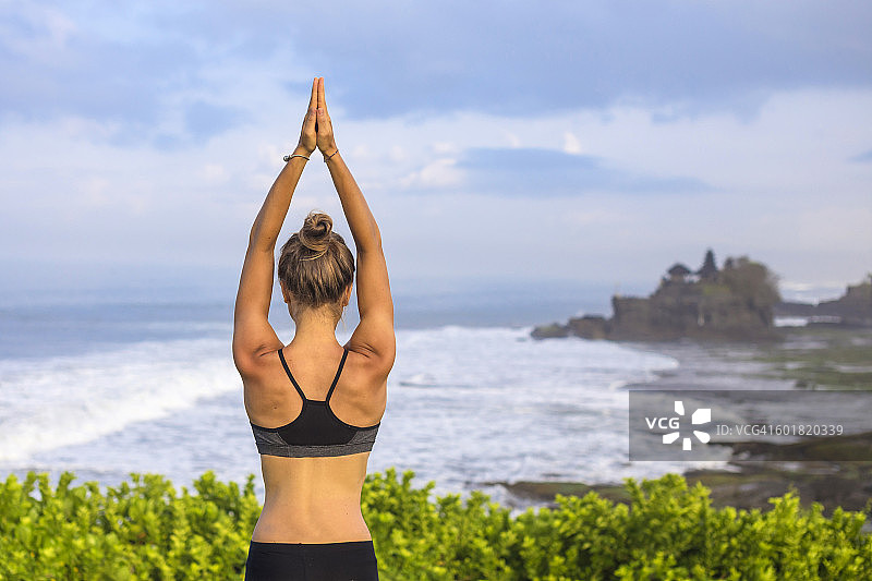 印度尼西亚巴厘岛海神庙瑜伽女子图片素材