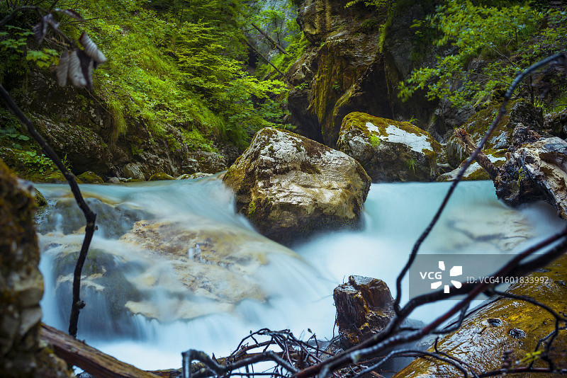 纯净自然中的瀑布图片素材