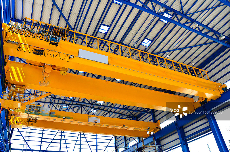 工厂里的桥式起重机图片素材