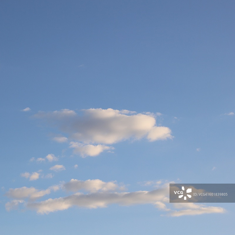有卷云的蓝天图片素材