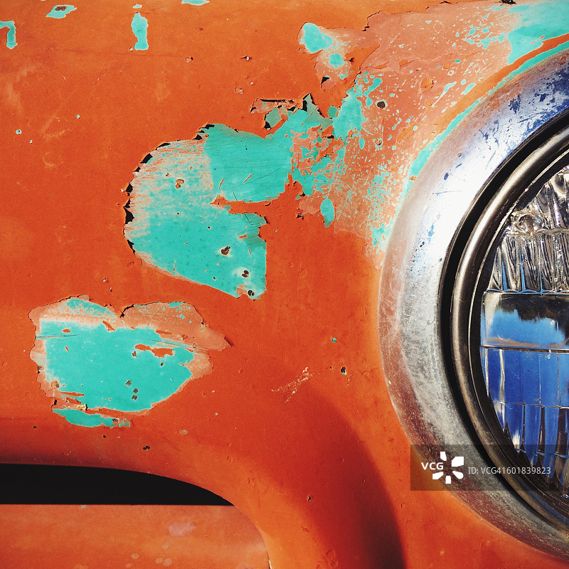 油漆剥落的复古卡车格栅和前灯特写图片素材