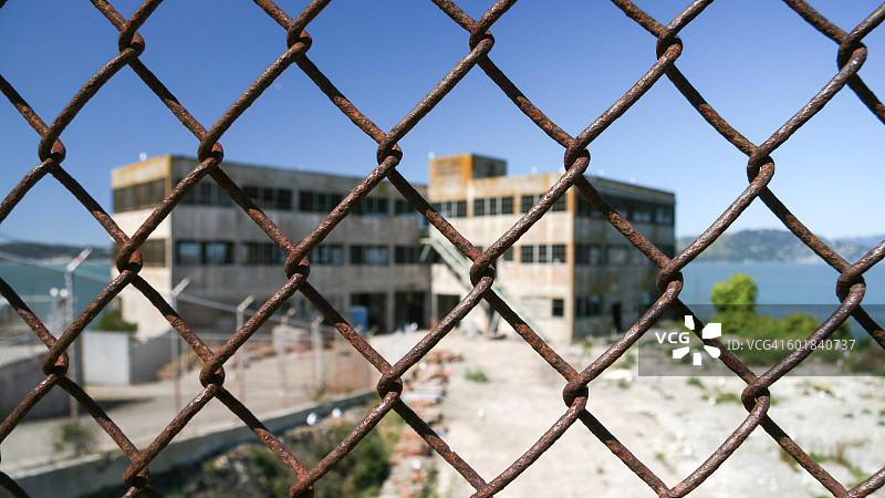 透过铁丝网看到的恶魔岛监狱，旧金山，加利福尼亚州，美国图片素材