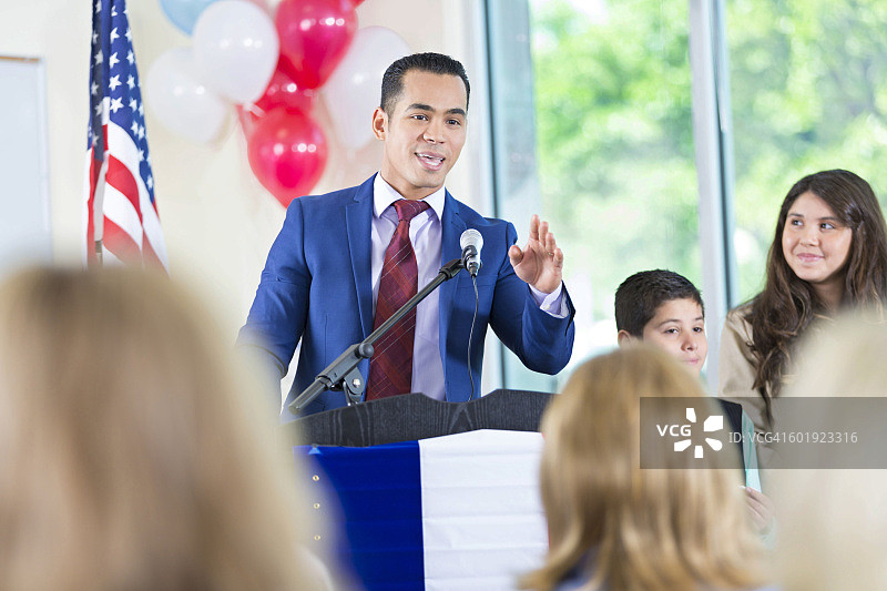 市府候选人在演讲中回答问题图片素材