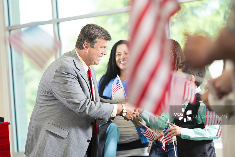 当地政治人物在活动中与支持者握手图片素材
