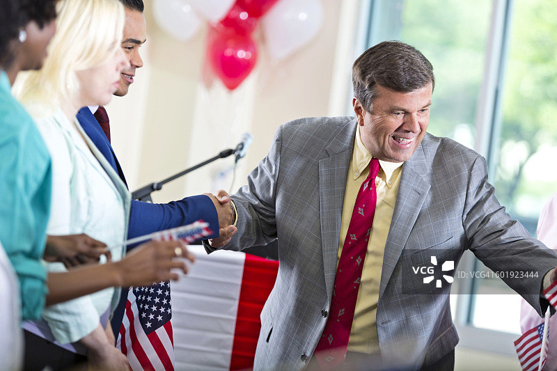 本地政治人物在活动中与支持者握手图片素材