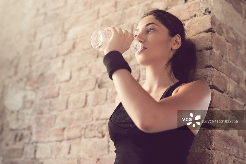 快速饮水休息图片素材