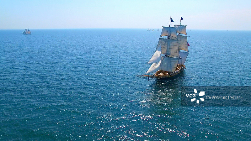 在深蓝色海水中航行的漂亮高桅帆船图片素材