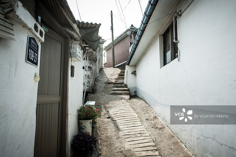 一条倾斜的小巷图片素材