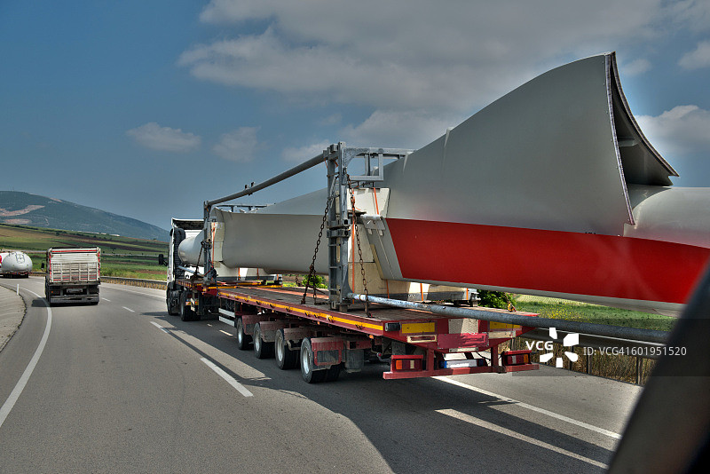 土耳其巴勒克埃西尔省埃迪奇克附近的运风力涡轮机图片素材