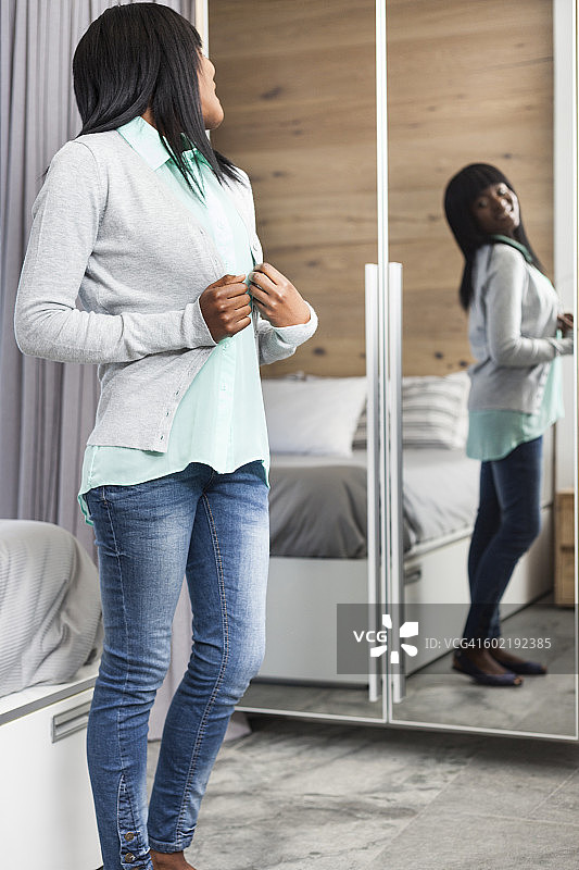 年轻女人在南非开普敦穿衣服图片素材