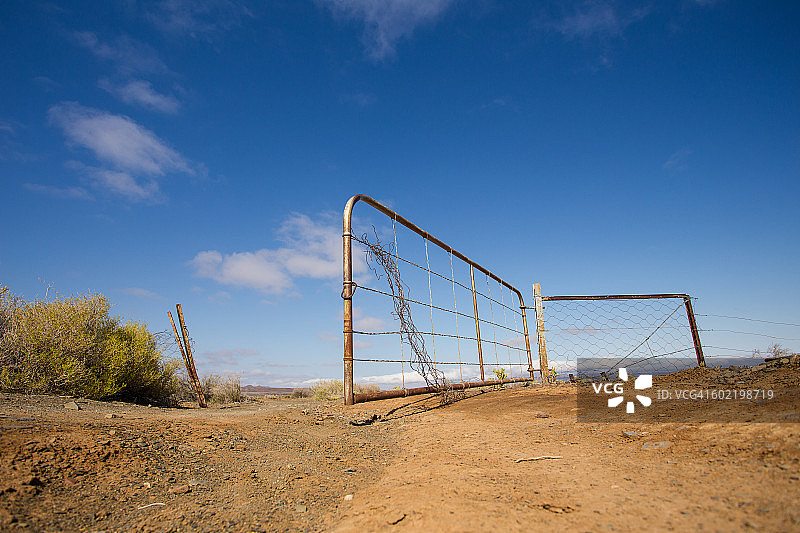 坦克瓦卡鲁国家公园的旧农场大门，南非图片素材