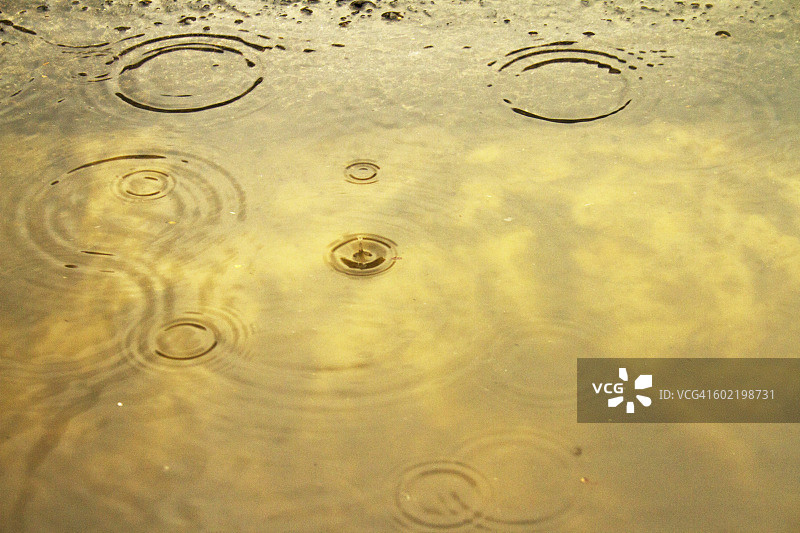 雨滴在路边水坑中扭曲了天空的倒影，南非开普敦穆izenberg图片素材