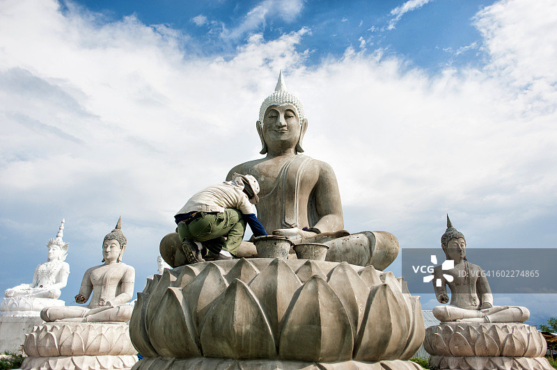 泰国沙缴府的雕像雕刻师图片素材