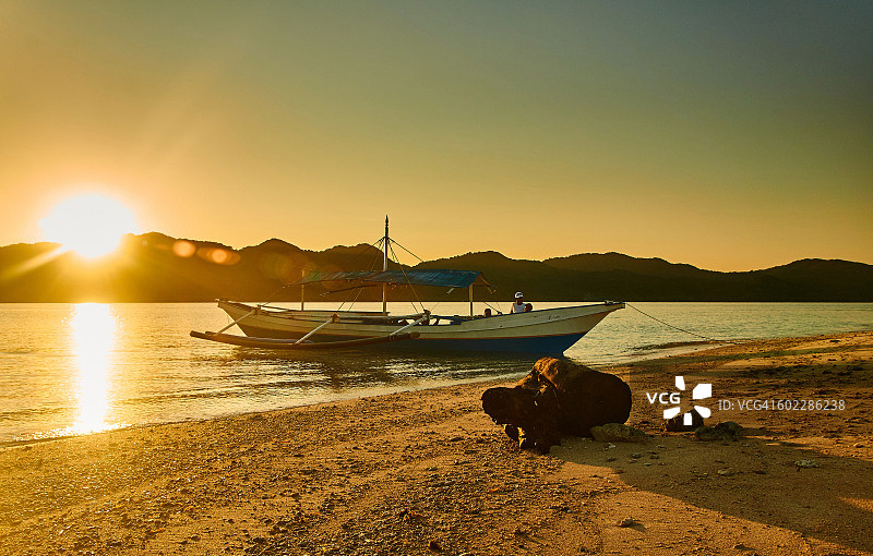 亚洲菲律宾日落时分停靠的船只图片素材