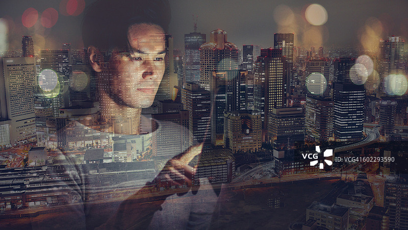 用平板电脑发短信的日本年轻男子图片素材