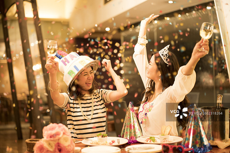 庆祝生日的女人图片素材